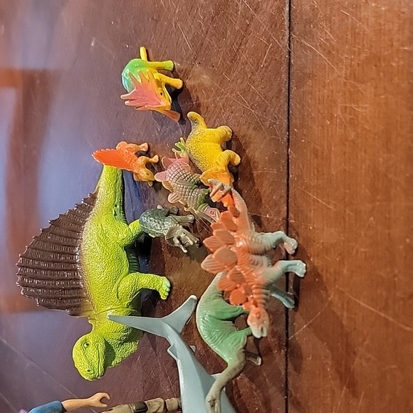 (J18) play dinosaurs - Picture 4 of 4